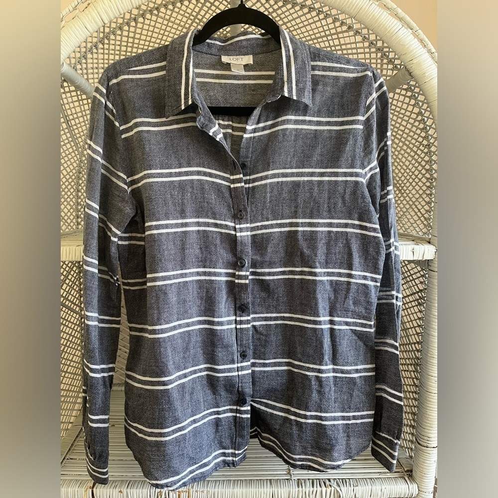NWOT - Ann Taylor LOFT Chambray Grey & White 100% Cotton Button Down Size medium